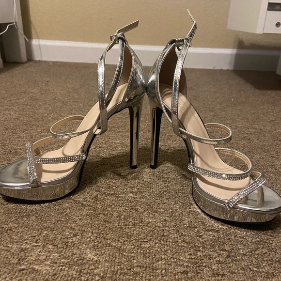 Silver heels - Picture 2 of 3